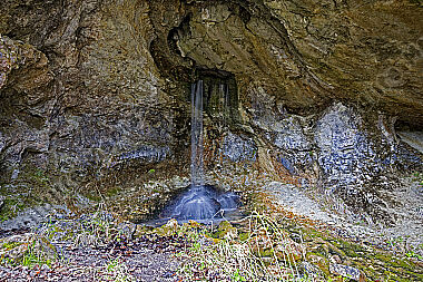 Grotte mit Wasser
